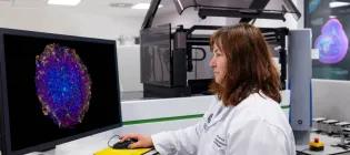 Researcher working in our microscopy imaging facility