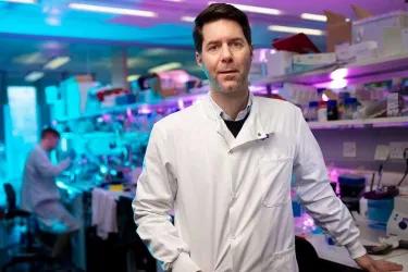 Professor Steven Pollard in the lab