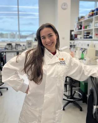 Laura María Quesada Ojeda smiling in the lab wearing an ENDO1000 branded lab coat