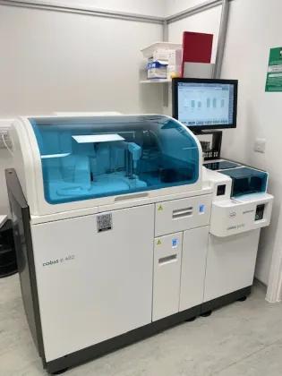 Roche Cobas e402 immunoassay analyser displaying the sample carousel, touchscreen control panel, and reagent compartments
